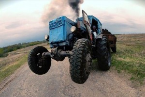Из Астраханской области выдворили китайца-нелегала, который трудился водителем трактора