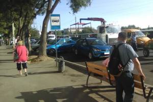 В Астрахани на Больших Исадах эвакуируют авто