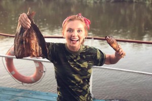 Звезда сериала «Кухня» Ольга Кузьмина приехала на рыбалку в Астрахань
