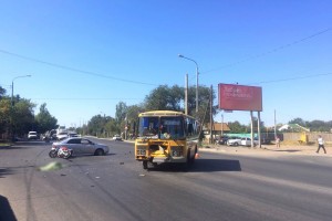В Астрахани мотоциклист погиб, врезавшись в автобус