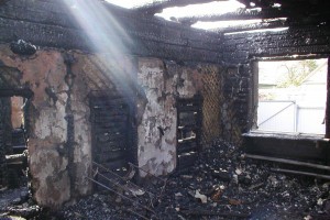 В Астраханской области сгорели хозпостройка и заброшенное строение