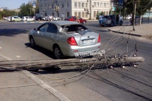 В Астрахани на проезжую часть рухнул электрический столб