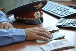 В Астрахани продавец с Больших Исад пыталась купить полицейского за 13 тысяч рублей