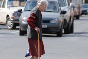 В Астрахани бабушка попала под колёса, когда переходила дорогу на красный свет
