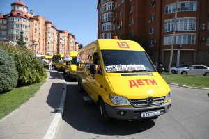 Астраханские школьники будут ездить на желтых «Мерседесах»