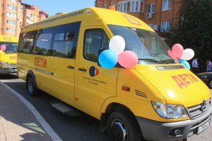Астраханским сельским школам подарили новые автобусы