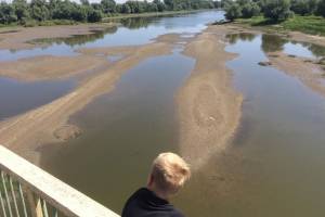 В астраханских реках сильно упал уровень воды: как это скажется на рыбаках