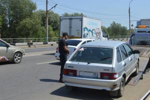 Астраханские водители на мостах остались без машин