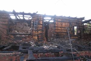 Астраханец поджег дом с четырьмя людьми: на пожаре погибла женщина