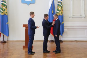 Астраханский губернатор поздравил нефтяников и газовиков с профессиональным праздником