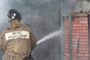 В Астрахани вспыхнули три гаража