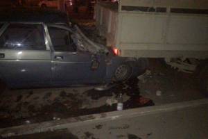 В Астрахани легковушка врезалась в грузовик: двое в больнице