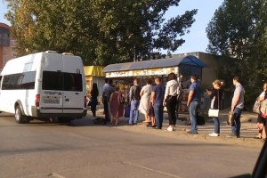 Ни уехать, ни приехать: жители Астрахань-2 продолжают выстаивать часовые очереди на остановке