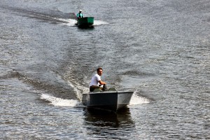 Астраханец перевозил детей и взрослых через Волгу в лодке с повреждениями