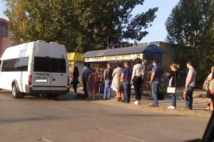 Астраханцы часами простаивают на остановке в ожидании общественного транспорта