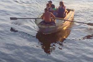 В Астрахани пассажиров перевозили до пляжа на опасной лодке