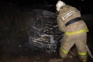 Ночью в Астрахани спалили автомобиль по неосторожности