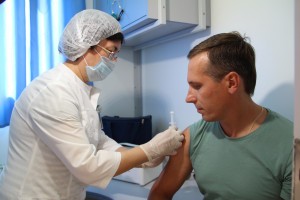 Астраханцы активно проходят вакцинацию в передвижном медицинском комплексе