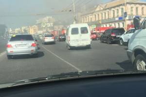 В центре Астрахани начался пожар