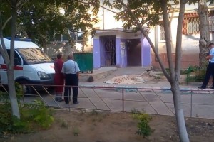 В Астрахани из окна дома на ул Б Алексеева выпала женщина