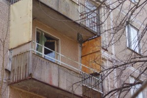 В Астрахани гость зарубил владельца квартиры, вынес тело на балкон и остался жить в доме