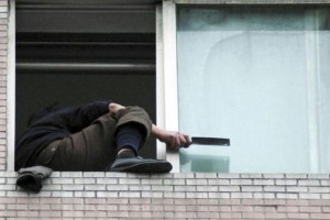 В Астрахани спасли парня, который разбил окно и влез на подоконник на 10-м этаже