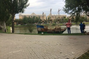В Астрахани на Лебедином озере появился корабль с пушками