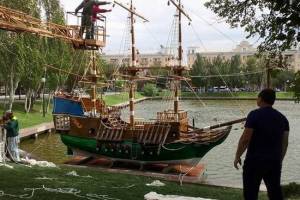 В Астрахани на Лебединое озеро спустили корабль