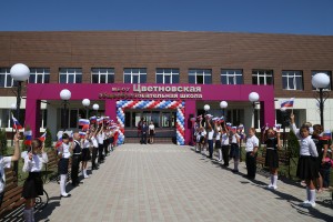 В астраханском селе Цветное отремонтировали школу и завершают возведение нового храма