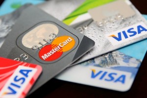 В Госдуме предложили запретить снимать деньги с безымянных банковских карт