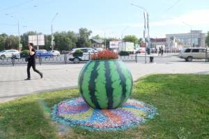 В центре Астрахани вырос гигантский арбуз