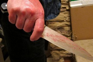 В Астраханской области покупатель магазина изрезал ножом для колбасы работника склада