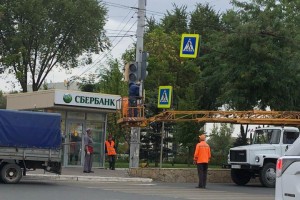 В Астрахани на пешеходном переходе у Татар-Базара устанавливают светофор