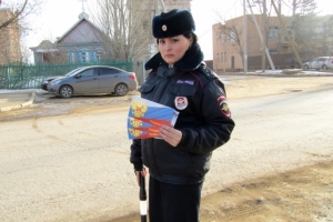В Астраханской области сотрудники ГИБДД поздравили водителей с Днём защитника Отечества