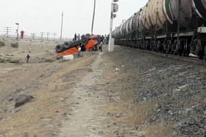В грузовой поезд сообщением Атырау – Астрахань врезался в КамАЗ