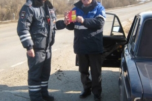 В Астраханской области водители получили от полицейских открытки с выдержками из ПДД