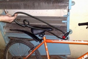 Два астраханца украли велосипед вместе с отопительной трубой, к которой тот был пристёгнут