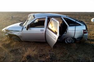 В Астраханской области перевернулась легковушка: водитель погиб на месте