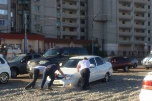 В Астрахани в &#171;зыбучих песках&#187; застревают машины