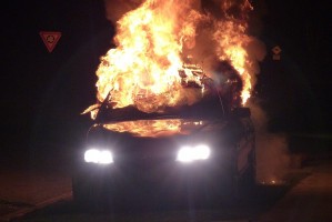 Ночью в Астрахани на улице Звёздной неизвестные подожгли несколько автомобилей