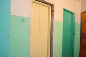 В Астрахани избавляются от старых лифтов