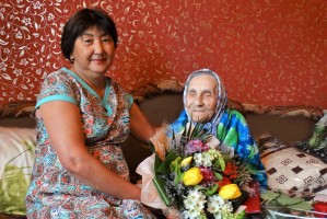 Поздравления с 93-летием принимает ветеран Володарской районной больницы