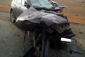 В жестком столкновении внедорожника и трактора на астраханской трассе пострадал водитель