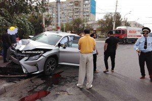 В Астрахани иномарку отбросило на тротуар после столкновения с фурой