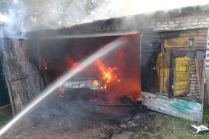 В Астраханской области сгорели гараж с автомобилем внутри и сараи