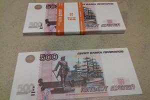 В Астрахани на ярмарке выходного дня продавец подсунула покупателю деньги от «Банка приколов»