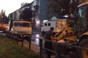 В Астрахани на ул Н Островского устраняют аварию на водопроводе