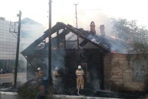 В Советской районе Астрахани произошёл крупный пожар в жилом доме, спасены двое