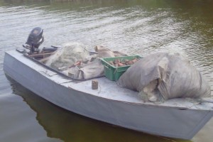 В Астраханской области поймали браконьера на лодке с ворованным мотором