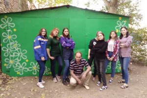 В Астрахани по просьбе пенсионерки художники раскрасили ржавый гараж